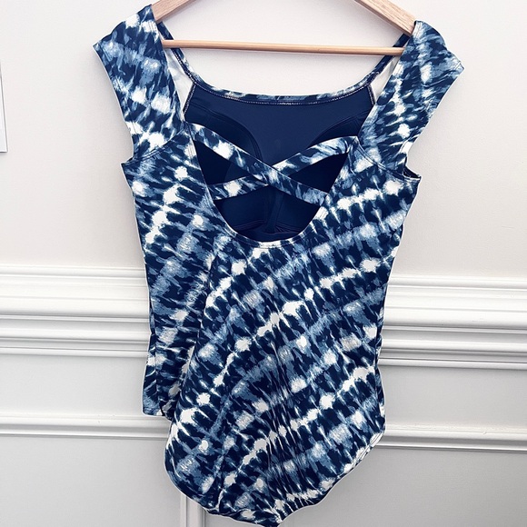 Lands’ End Tummy Control Blue/White Tie Dye Cross Back One Piece Size 12 - Picture 9 of 15